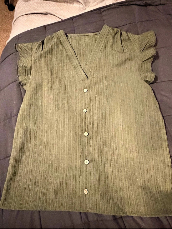 Emery Rose Tops - Emery Rose Green Ruffle Sleeve Blouse Size Medium Like New
